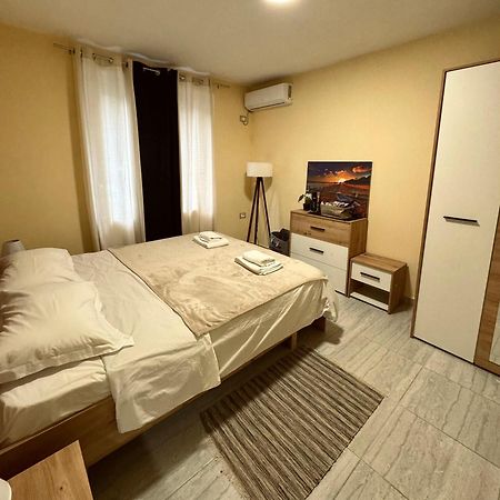 Urban Apartment In Blloku Tirana Exterior photo